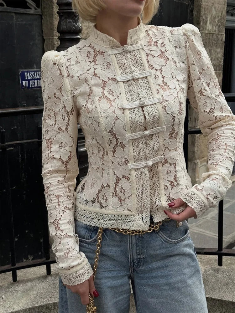 Blouse en dentelle à col montant