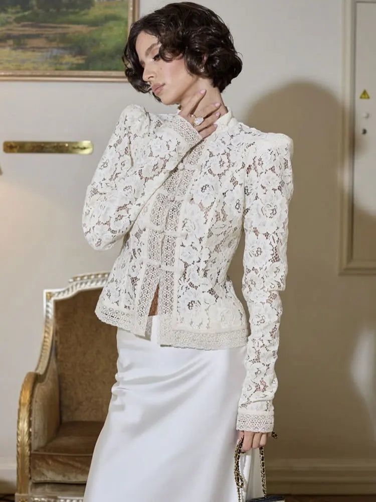 Blouse en dentelle à col montant