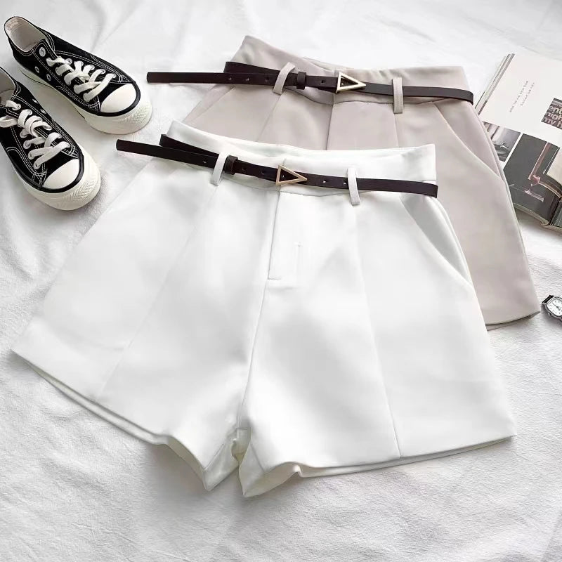 Short taille haute avec ceinture