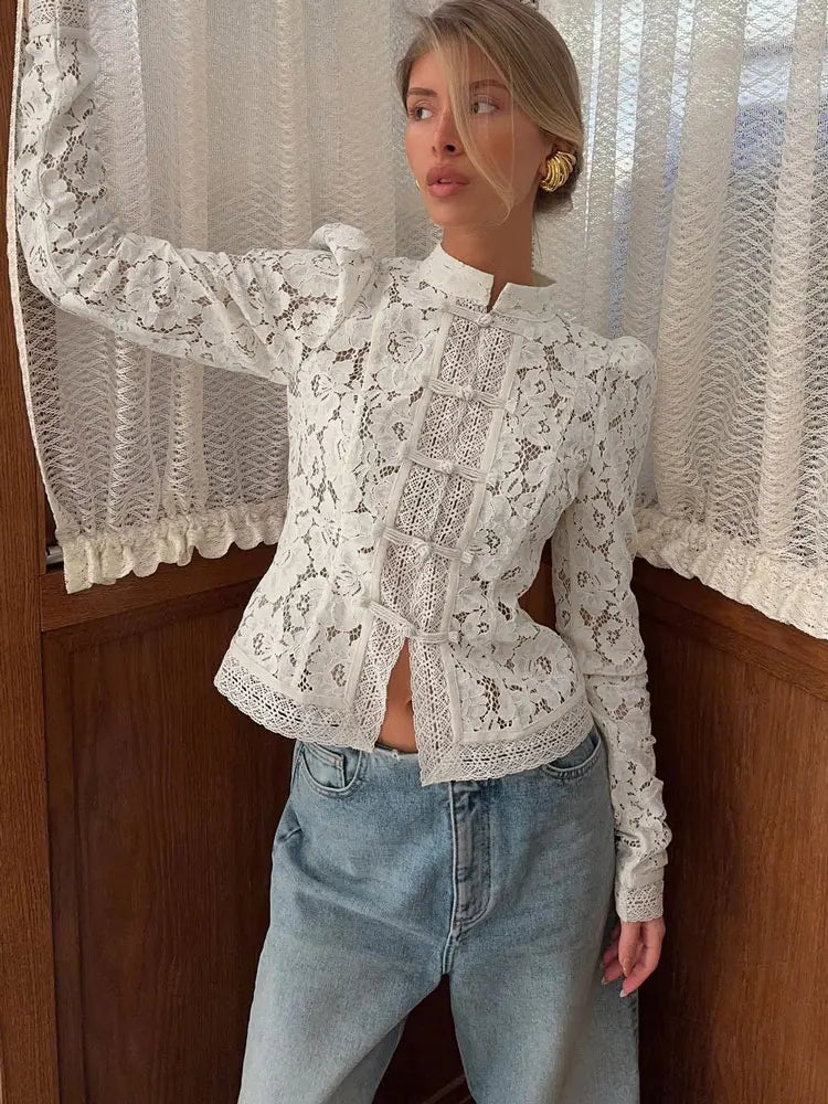 Blouse en dentelle à col montant