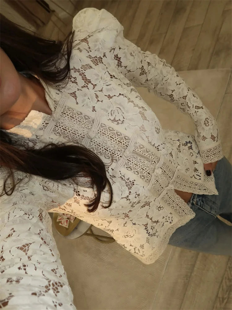 Blouse en dentelle à col montant